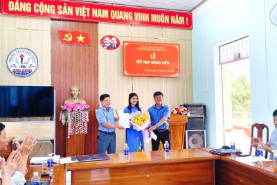 LỄ KẾT NẠP ĐẢNG VIÊN MỚI