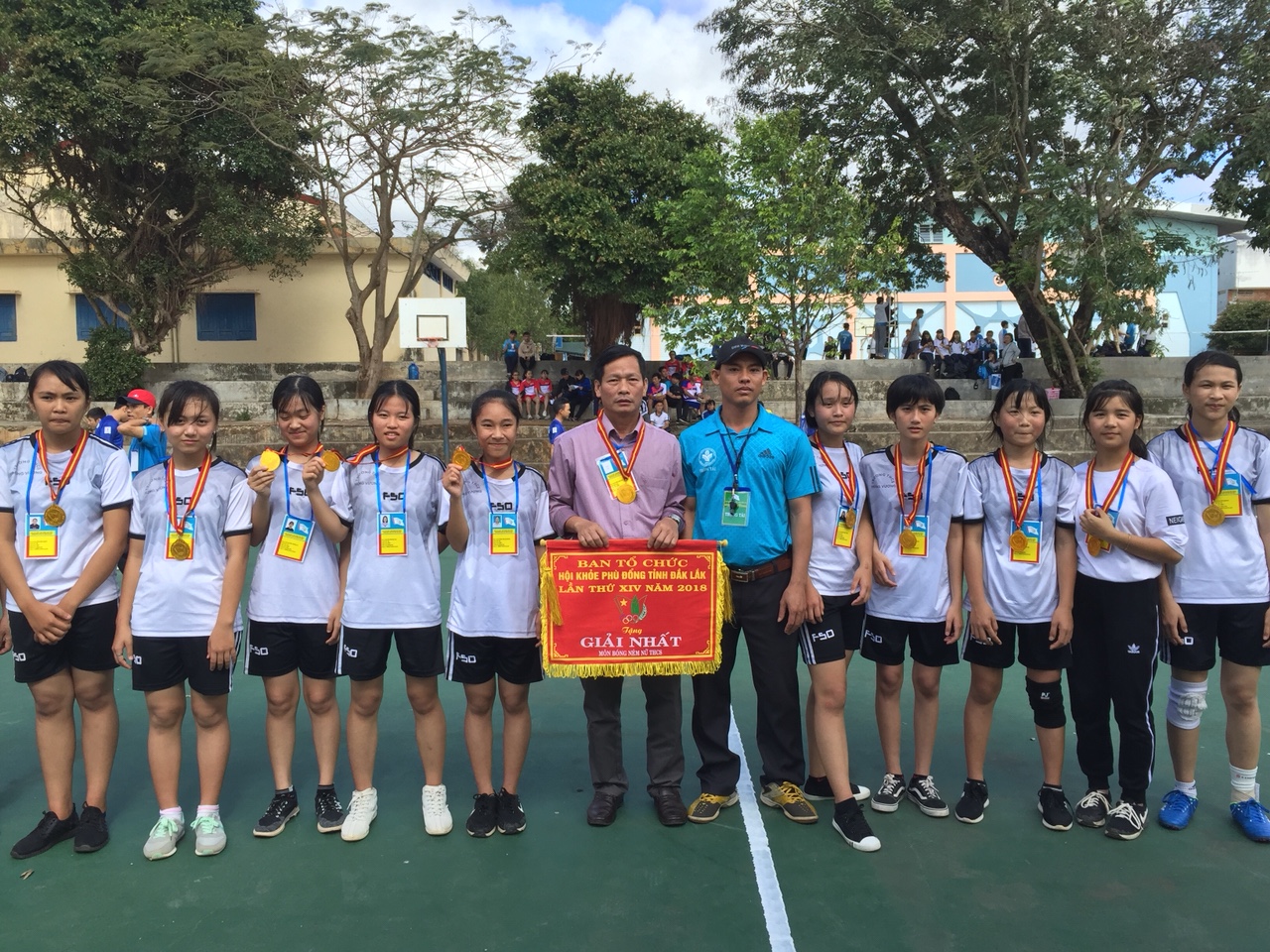 Chúc mừng Đội tuyển Bóng ném nữ nhà trường cùng với HLV: thầy Phan Xuân Tân đã đạt thành tích cao “HUY CHƯƠNG VÀNG” (Giải nhất) tại HKPĐ cấp tỉnh lần thứ 14 năm học 2017 – 2018.